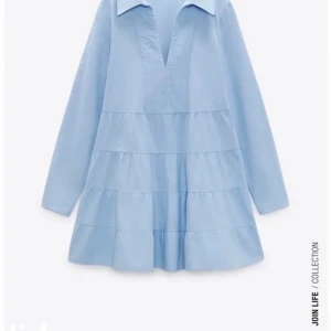 Klänning från zara! - Säljer denna superfina klänningen från Zara. Helt oanvänd med prislapp kvar därav priset! Storlek M