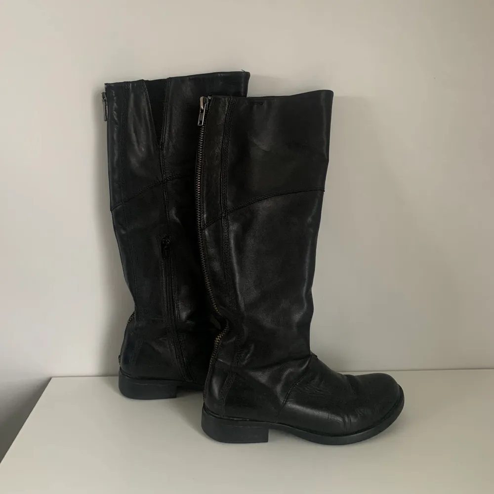 Svarta boots från Vegabond i storlek 37🖤 fake dragkedja bak men en riktig på innersta sidan av skon. Skor.