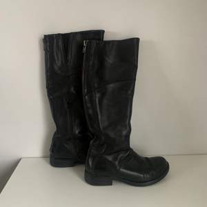 Svarta boots från Vegabond i storlek 37🖤 fake dragkedja bak men en riktig på innersta sidan av skon