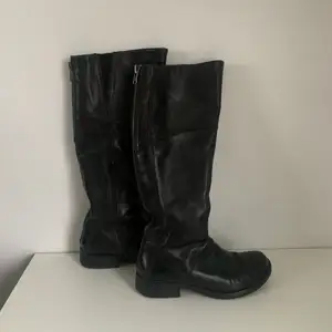 Svarta boots från Vegabond i storlek 37🖤 fake dragkedja bak men en riktig på innersta sidan av skon