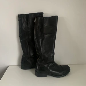 Boots - Svarta boots från Vegabond i storlek 37🖤 fake dragkedja bak men en riktig på innersta sidan av skon