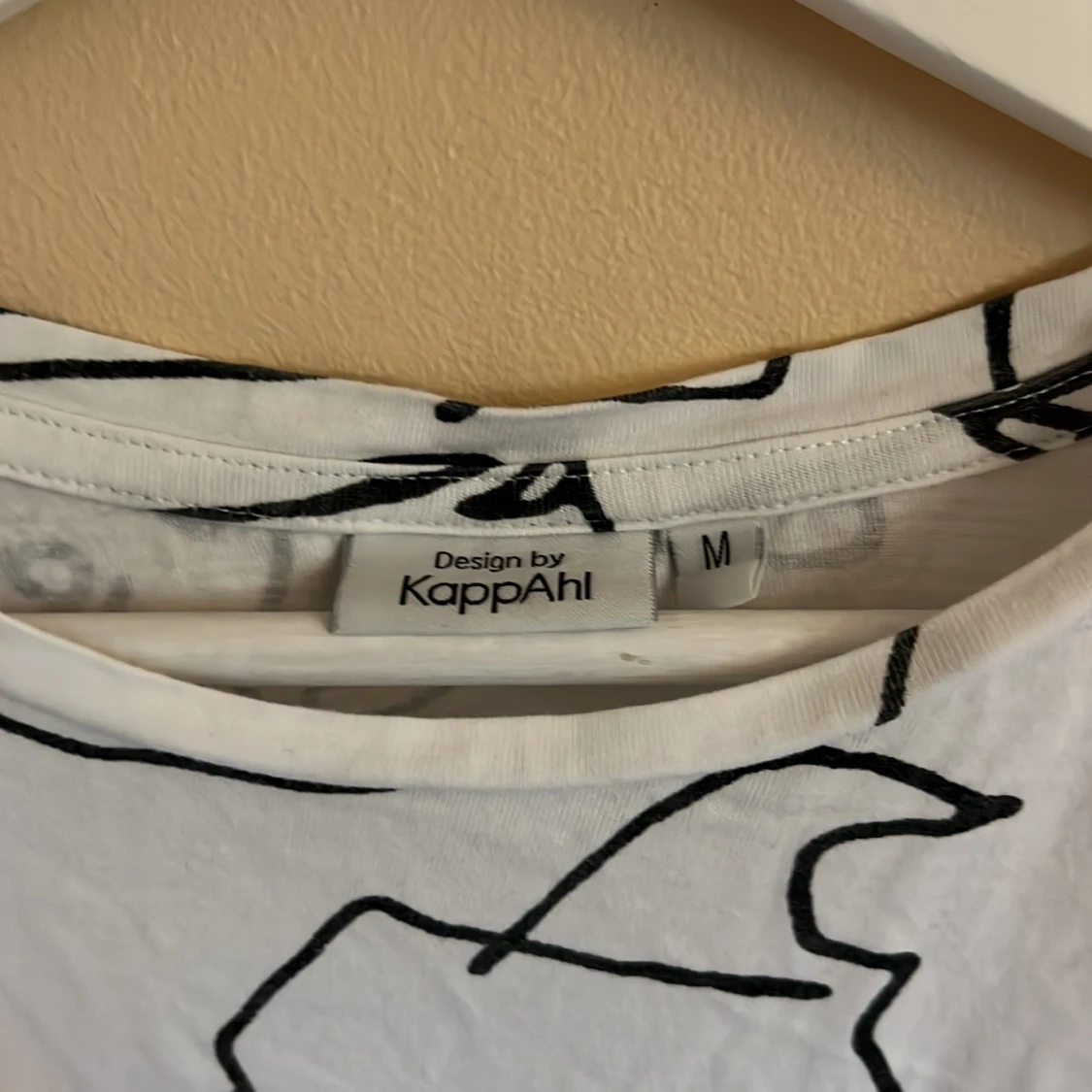 T-shirt med ansikten på  - 90