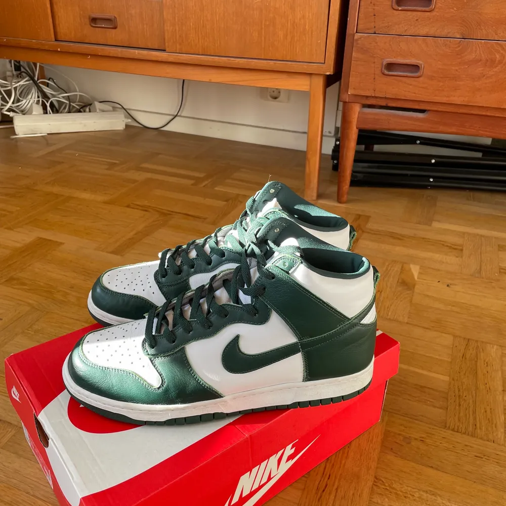 Nike dunk spartan green i storlek 45 som används väldigt få gånger. Nästan ingen creesning på de. Original box och kvitto medföljer. Priset är diskuterbart.. Skor.