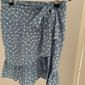 Fin omlott kjol🤍 - En fin omlott kjol från Only, köpt från zalando. Inte andvänt någon gång då jag andvänder mycket andra kjolar. Prislappen är dock inte kvar längre. Köpt för 280 säljer för 110 + frakt<3 . Storlek xs. Först till kvarn!