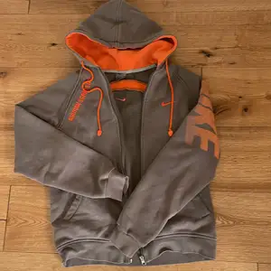 Vintage brun Nike hoodie/zip-up från 2000-talet med orangea detaljer, bra passform och skick i en fin diskretare brun🤎