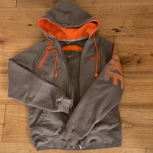 Vintage Nike hoodie - Vintage brun Nike hoodie/zip-up från 2000-talet med orangea detaljer, bra passform och skick i en fin diskretare brun🤎