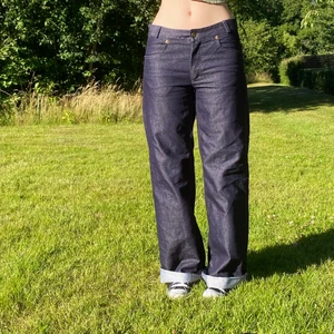 Lågmidjade jeans - Hej!  Säljer mina super balla lågmidjade jeans! I nytt skick! Är 167 och har det uppvikta på bilden, går såklart att vika upp och ner.Står inte storlek men brukar ha 36/38 i jeans och de passar perfekt🫶 Tveka inte att fråga om du undrar något💕