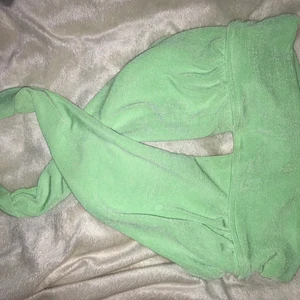 Grön top från h&m - Stl. S. Topp från h&m den går att korsa i halsen eller ha den rakt eller va man säger köpt för 99kr förra sommaren säljer för 50kr