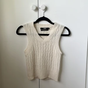 Stickad väst  - Helt ny väst. Aldrig använd!! 