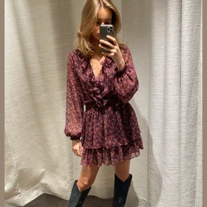  zara klänning - Populär zara klänning med långa ärmar och volanger. Super fin passform, passar xs-m💗( första bilden är lånad)