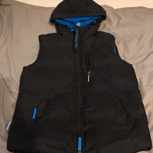 SuperDry dunväst nyskick small - Säljer SuperDry dunväst i nyskick.. Använd 2-3 gånger.. storlek small