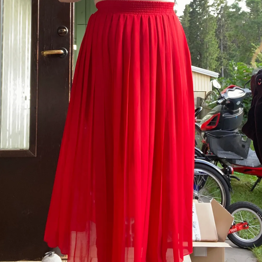 Röd lång kjol från Prêt á Porter i storlek 42. Den är i lite genomskinligt material som syns på bilden. Kjolar.
