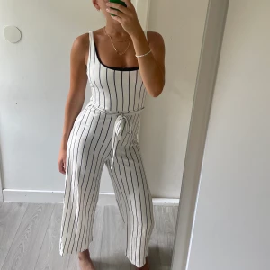 Svartvit Byxdress Bershka  - Säljer min superfina men framförallt SKÖNA byxdress från Bershka i strl M men skulle mer säga att den är en S. Mycket stretchig men tyvärr lite kort i benen för mig som är 170 ): Köparen står för frakt 💖