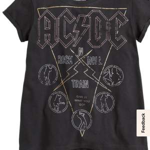 En Ac Dc T-shirt som är super snygg, säljs för det tyvärr inte är min stil längre. Hoppas den kommer till användning för någon annan :) 