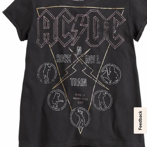Acdc T-shirt  - En Ac Dc T-shirt som är super snygg, säljs för det tyvärr inte är min stil längre. Hoppas den kommer till användning för någon annan :) 