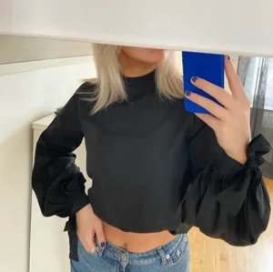 Blus Ginatricot - Gulligaste blusen från Ginatricot💓 köptes här på Plick, den har ballogarm som man själv knyter(se bild 2) har inte heller några defekter😍99kr exklusive frakt🤩