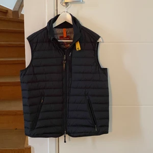 Parajumper Väst - Intressekoll! - Jag funderar på att sälja min Parajumperväst. Västen är knappt använd. Pris: 2300kr  Storlek: M