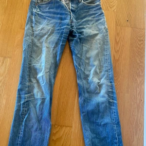 Vintage Levis jeans 501 - Bra skick lite skrynkliga som ni kan se men det går att fixa. Bra skick skulle säga 8/10 inga flaws osv men man märker att dom varit i andvändning