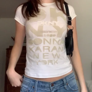 DKNY-babytee - 🖤 KLICKA INTE på köp nu, kontakta mig vid intresse 🖤 Babytee med tryck från DKNY! Står stl 14 (barnstorlek) och sitter perfekt på mig som brukar ha XS/S. BUD PÅ: 110 + frakt