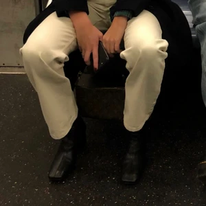 & Other Stories BOOTS - Boots från & other stories i storlek 39. Nypris 1450. I fint använt skick! Tecken på använding kring på ”klacken”, be om bilder. 