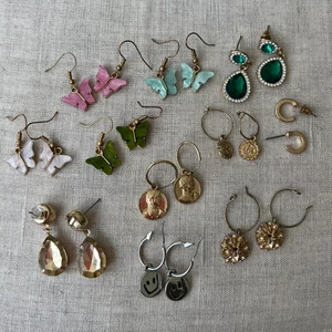 Öronhängen! - Säljer dessa öronhängen! Priser varierar, smycken från H&M, shein, weekday, ur&penn osv.. kontakta mig för priser. Frakt tillkommer  