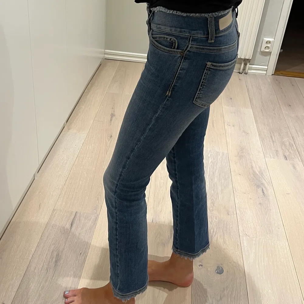 Jättebekväma Hunkydory jeans som har lite coola räfflade kanter i storlek 26!💙 Nypris runt 2000💛. Jeans & Byxor.