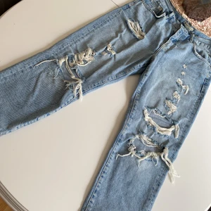 Jeans med hög midja - Jeans i storlek 40. Köparen står för frakten 