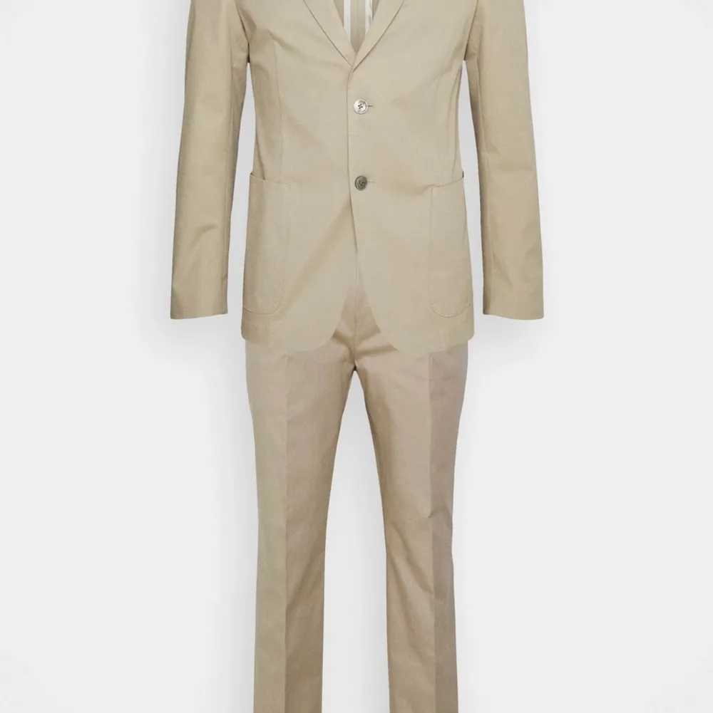 Hugo Boss kostym. Helt ny, oanvänd ,ny pris 5405 Färg :enfärgat  Beige. Kostymer.
