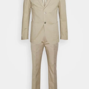 Hugo Boss - Hugo Boss kostym. Helt ny, oanvänd ,ny pris 5405 Färg :enfärgat  Beige