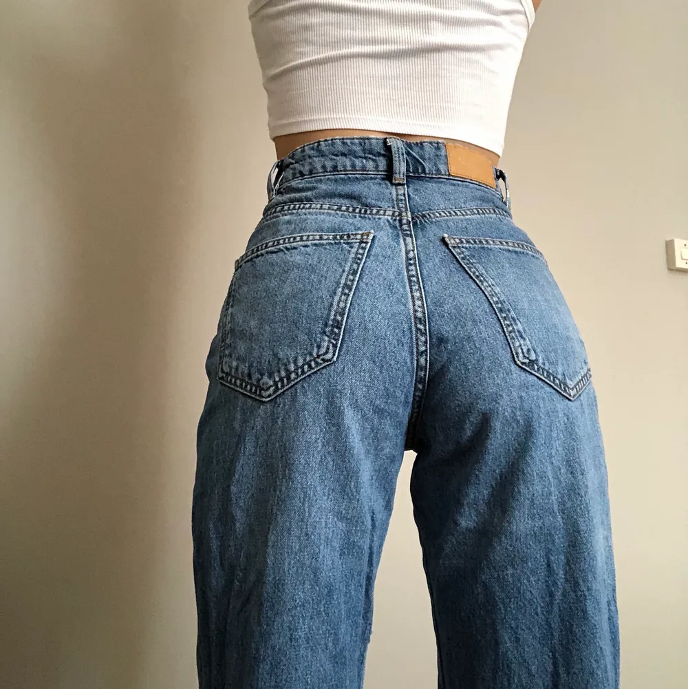 ”Long straight fit” byxor från stradivarius som är använda ett fåtalgånger sedan jag fick dem. Tyvärr kommer de inte till någon större nytta därför säljs byxorna :) köpare står för frakt!. Jeans & Byxor.
