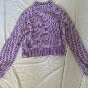 Stickad tröja - Jätte skönt material! Säljer då den har blivit lite för liten för mig 