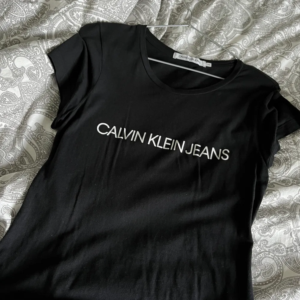 Superfin Calvin Klein t-shirt, använd fåtal gånger och superfin i skicket💓storlek xs men passar även S. T-shirts.
