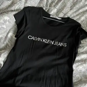 Superfin Calvin Klein t-shirt, använd fåtal gånger och superfin i skicket💓storlek xs men passar även S