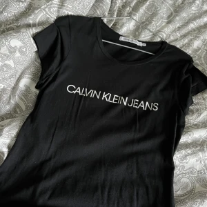 Calvin Klein  - Superfin Calvin Klein t-shirt, använd fåtal gånger och superfin i skicket💓storlek xs men passar även S