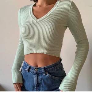 grön cropped långärmad från brandy melville som inte kommer till användning. fint skick! passar XS/S. frakt 51kr💚🧚🏻