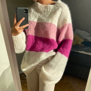 Stickad tröja  - Stickad tröa i mohair. Är väldigt over size passar S-L