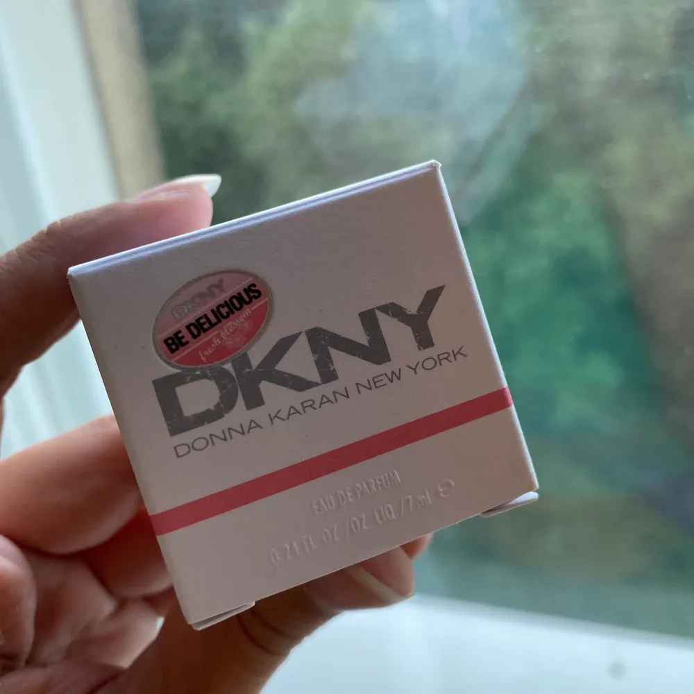 En liten mini parfym från DKNY i doften fresh blossom, väldigt somrig 🌸. Övrigt.
