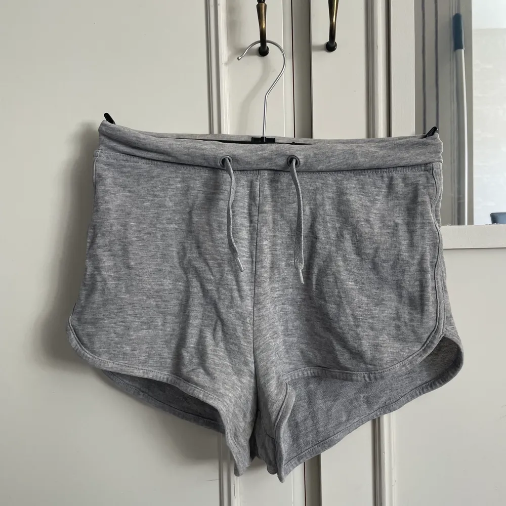 Gråa shorts från bikbok i strl xs, jättefint skick!☺️ 20kr + frakt . Shorts.