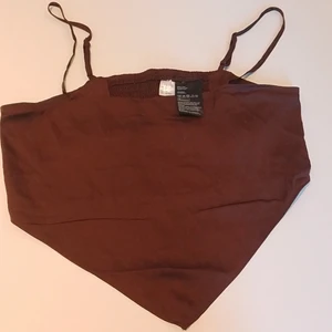 HM tight bandana topp S - Sitter tight har åtdragbara band och stretching rygg. Varning för dem som har större bröst då den här toppen inte sitter bra i sådana fall.