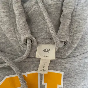 En grå HM UCLE hoodie.Vet inte riktigt när den är köpt, men har inte används mycket och är i ett okej skick👍Frakt ingår inte i priset!