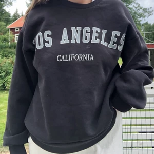 tröja  - En fin tröja från ginatricot 🖤 storlek M. Den har en liten fläck på sig nu, men tvättar tröjan innan jag postar den 🖤