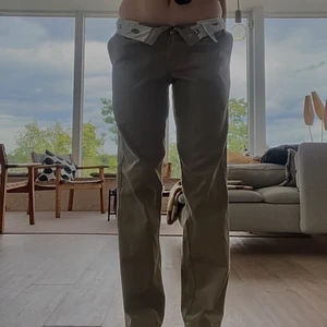 Dickies - Säljer dessa snygga, trendiga dickiesbyxor. De är väldigt långa (är 165), men passar även längre. De är köpta här på plick men jag har endast använt de några gånger. De har några defekter som jag kan skicka privat, bara att skriva! köparen ståe för frakt❤️