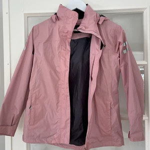 Regnjacka - En pastellrosa regnjacka med luva!💗 Den har reflexer och är precis som ny !💗