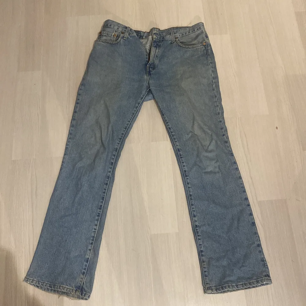 Ett par Levis jeans relativt använda med lite skråmor skriv om ni vill veta mer. . Jeans & Byxor.