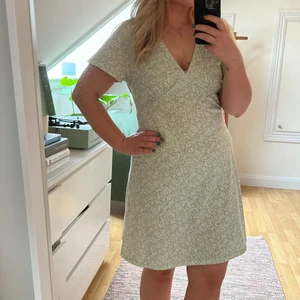 Grön klänning - Klänning inköpt förra sommaren. Använd ett fåtal gånger!