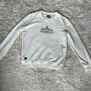 Morris tröja  - Vit Morris tröja, tröjan är ganska urtvättad men annars är det inget fel på den.  Köparen står för frakten!