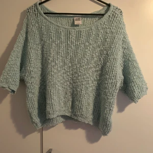 Stickad tröja - Säljer min stickade tröja från vero moda! Säljes pga för liten. Inga hål eller täcken på användning, bild med tröjan på kan fås privat💕