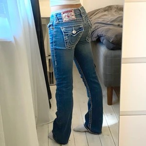 True Religion jeans - ‼️INTRESSEKOLL‼️ på dessa trueys i en såå fin ljusblå wash. så trendiga och fina till allt! sitter lågmidjat straight/bootcut, passar mig som brukar ha 34-36 och är ca 167cm. midja 40cm innerben 84cm. skriv för frågor, mått eller fler bilder💞💞💕 BUD: 1400kr💕