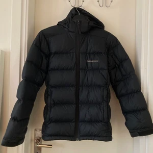 Peak performance jacka - Säljer min snygga dunjacka från peak performance då jag har alldeles för många jackor. Endast använd två gånger så väldigt bra skick. Går upp i pris till hösten så passa på! Bud från 800 kr eller köp direkt för 1200 kr.