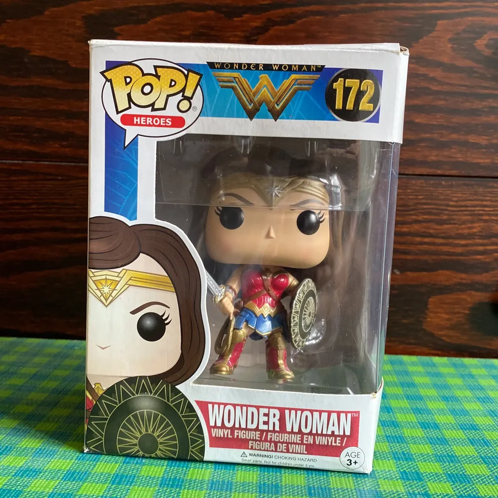 Äkta Wonder Woman Funko Pop vinyldocka i orginalbox. Högt älskad under mina fandom-dagar, nu hoppas jag den kan hitta ett nytt hem. Dockan är i väldigt bra skick.   Köparen står för frakt. Övrigt.